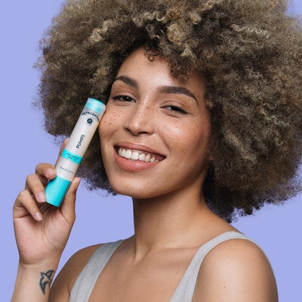 nu-skin-nutricentials-hyaluronic-acid-b5-pump-product-model-woman-lifestyle-image-min