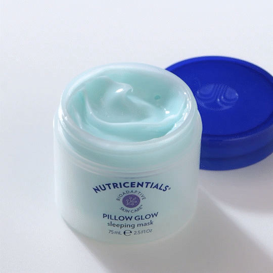 nutricentials-pillow-glow-texture Otvorený téglik Nutricentials Pillow Glow Sleeping Mask s viditeľnou textúrou masky