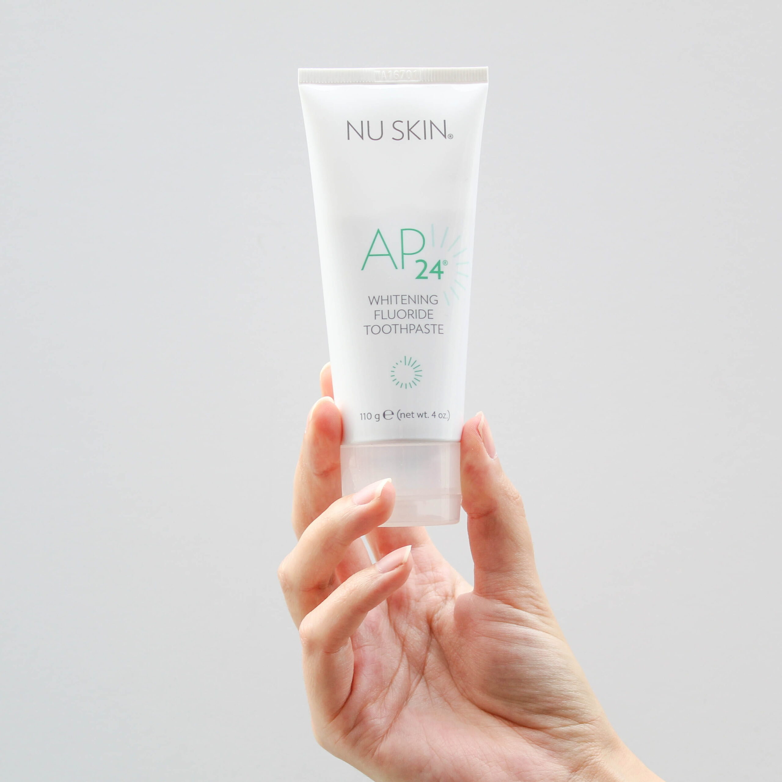 nuskin-AP24-whitening-toothpaste-7 (2) (1) Nu Skin AP24 Whitening Fluoride Toothpaste – hammastahna kädessä